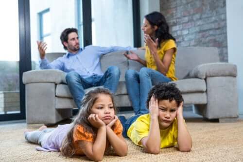 Børn keder sig, mens forældre skændes i baggrunden