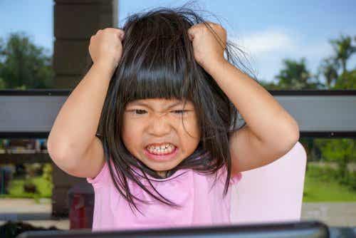 Frustreret barn river sig selv i håret