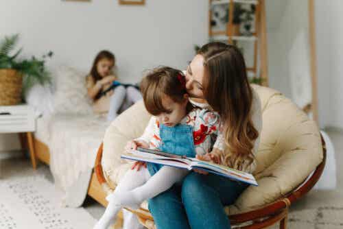 Mor læser med datter for at fremme læseforståelse