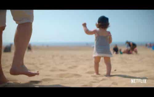 En scen från Neflixserien där en baby går på stranden.