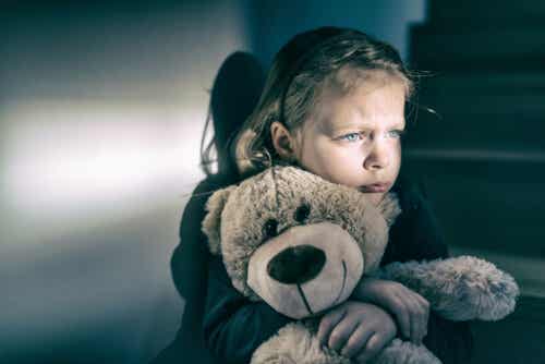 Emosjonell deprivasjon: Årsaker og konsekvenser