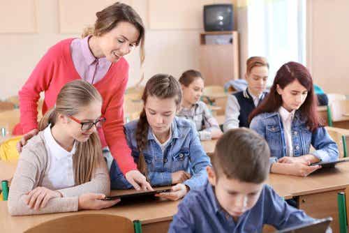A teaching helping her students with their classwork.