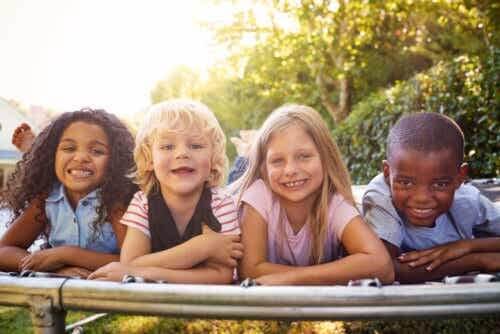 Kinderen glimlachen en leren wat softskills zijn.