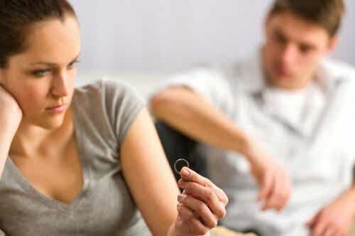 Vrouw die haar ring na echtscheiding bekijkt.