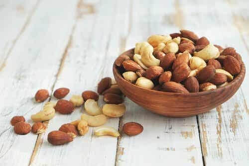 Nuts contain folic acid.