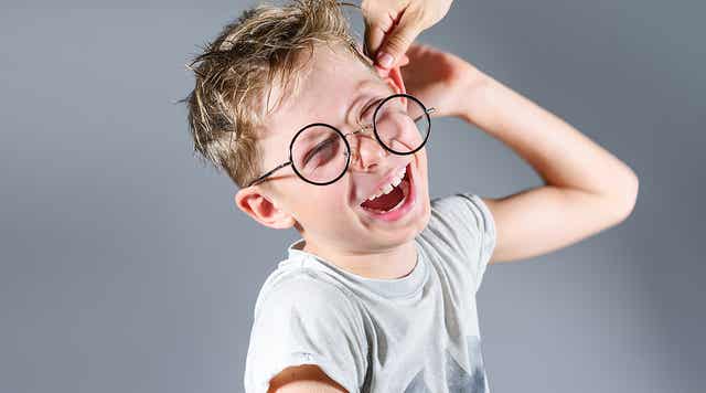 Chłopiec ciągnięty za ucho.