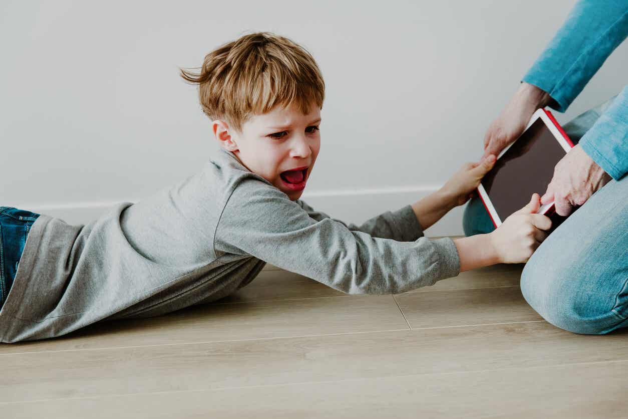 Pojke vill ha sin digitala enhet.
