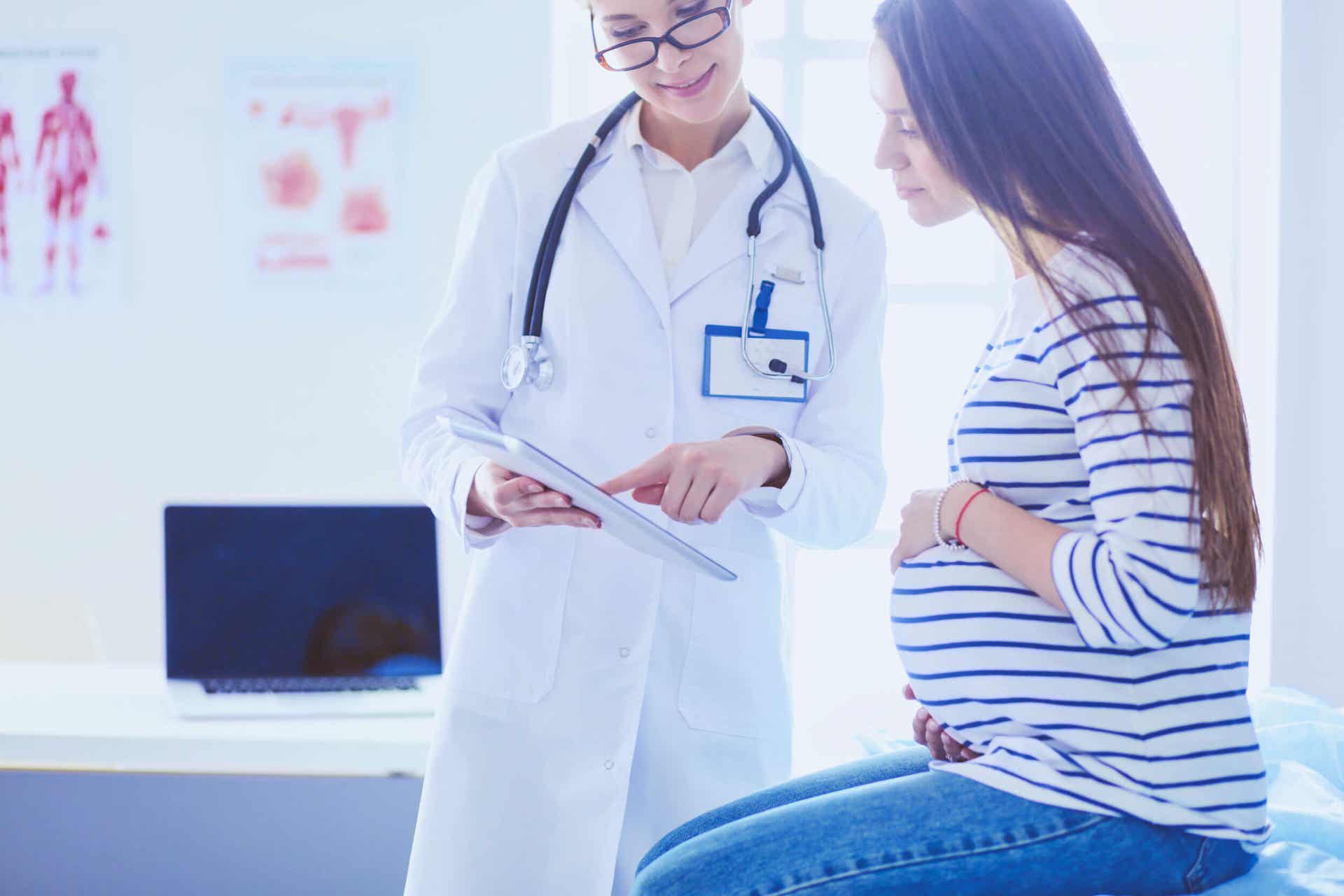 Een arts die met een patiënt praat over oestrogeen tijdens de zwangerschap.