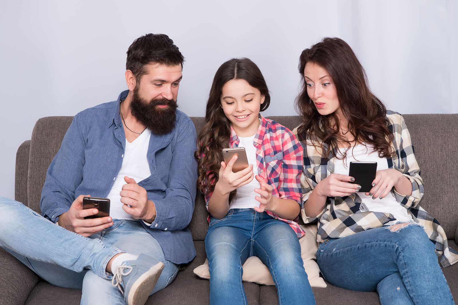 Familie die toezicht houdt op de sociale mediaplatforms van hun dochter.