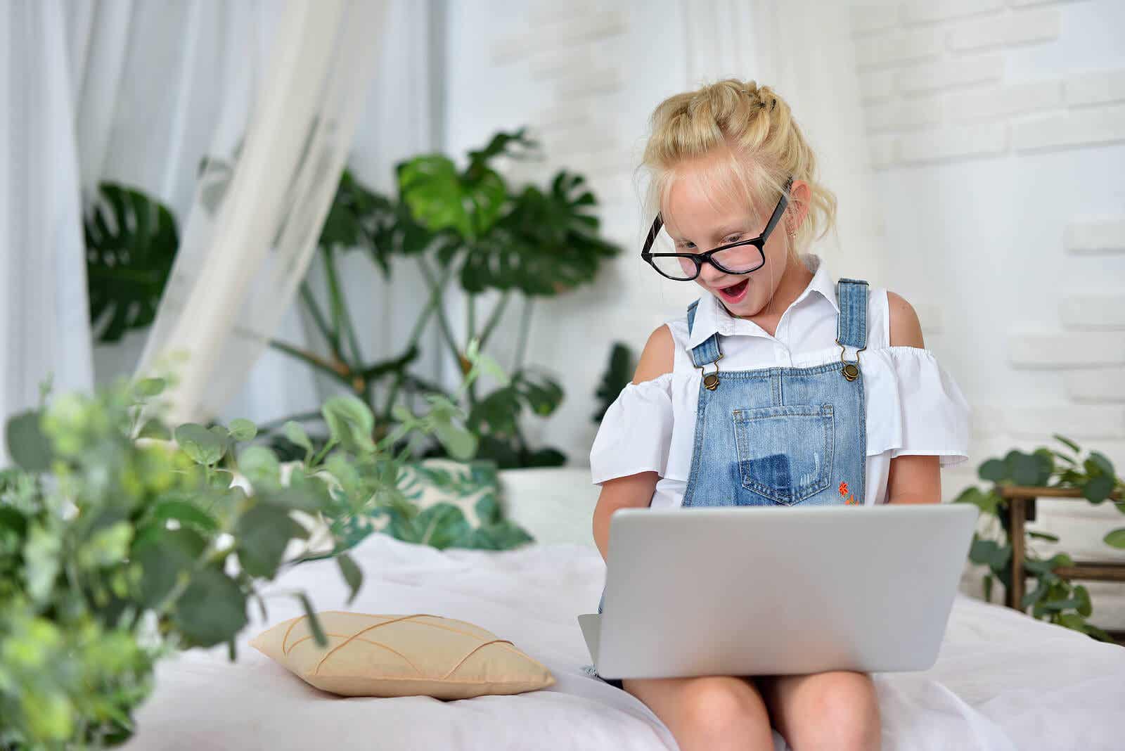 Meisje met behulp van sociale media.