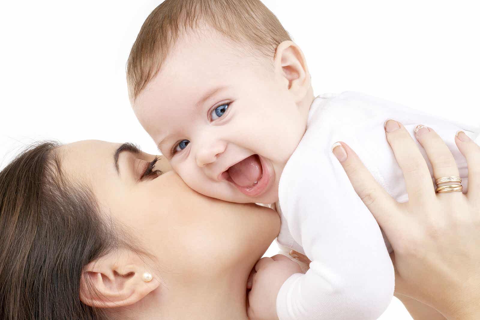En mamma som kysser ett barns kind.