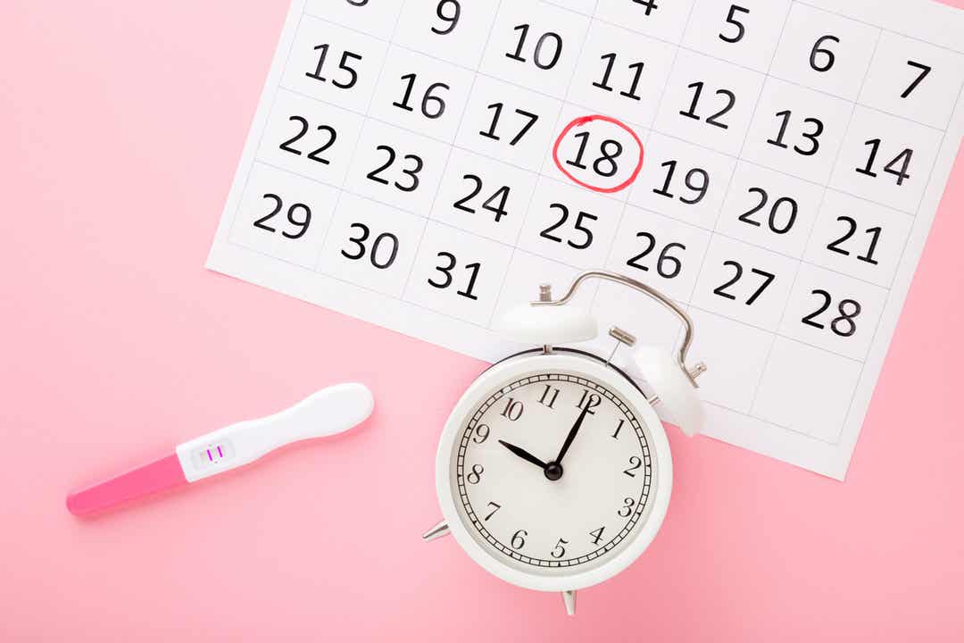 Kalendarz, test ciążowy i budzik.