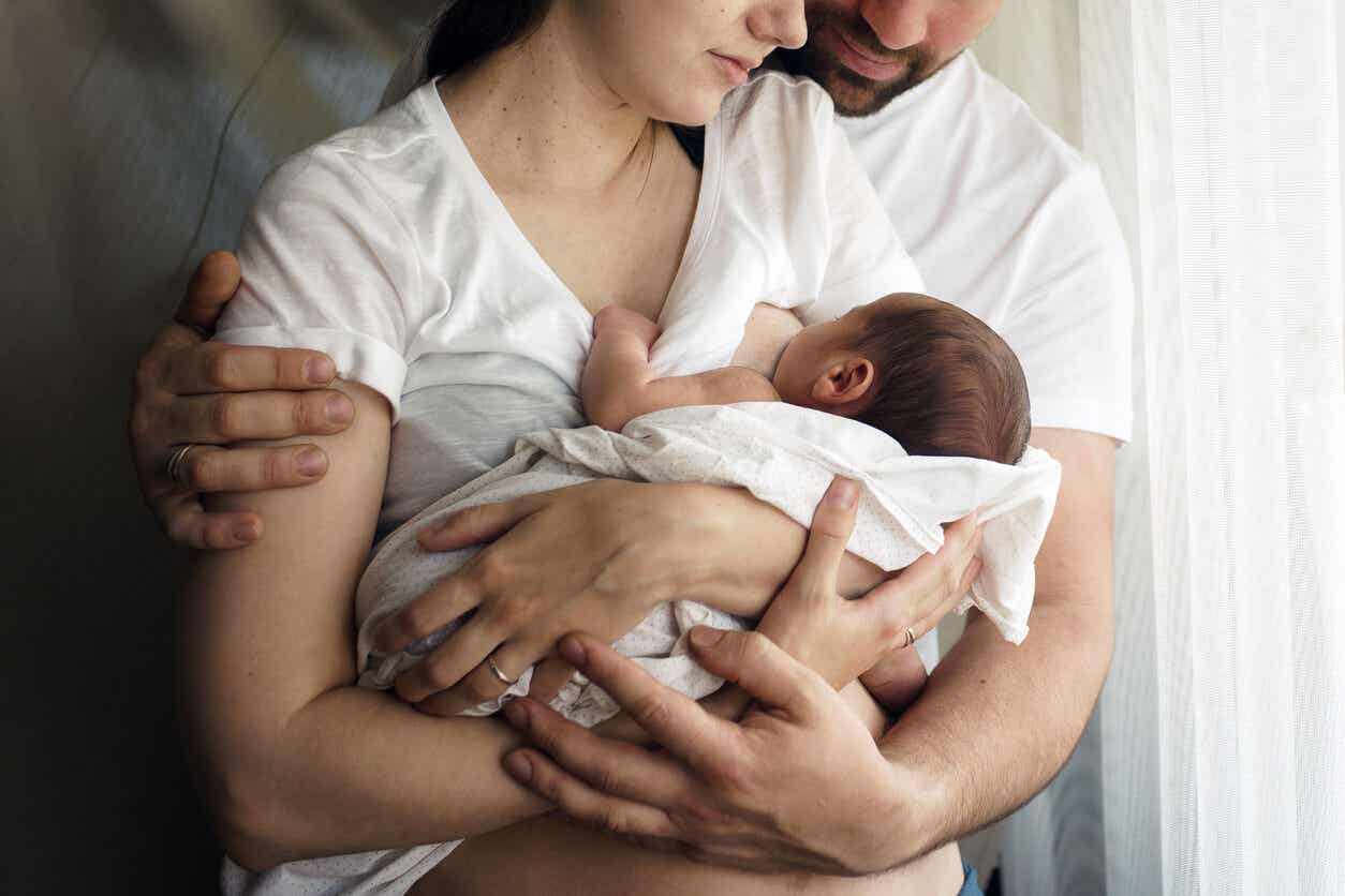 Magen eines Babys: Ein Neugeborenes trinkt Muttermilch.