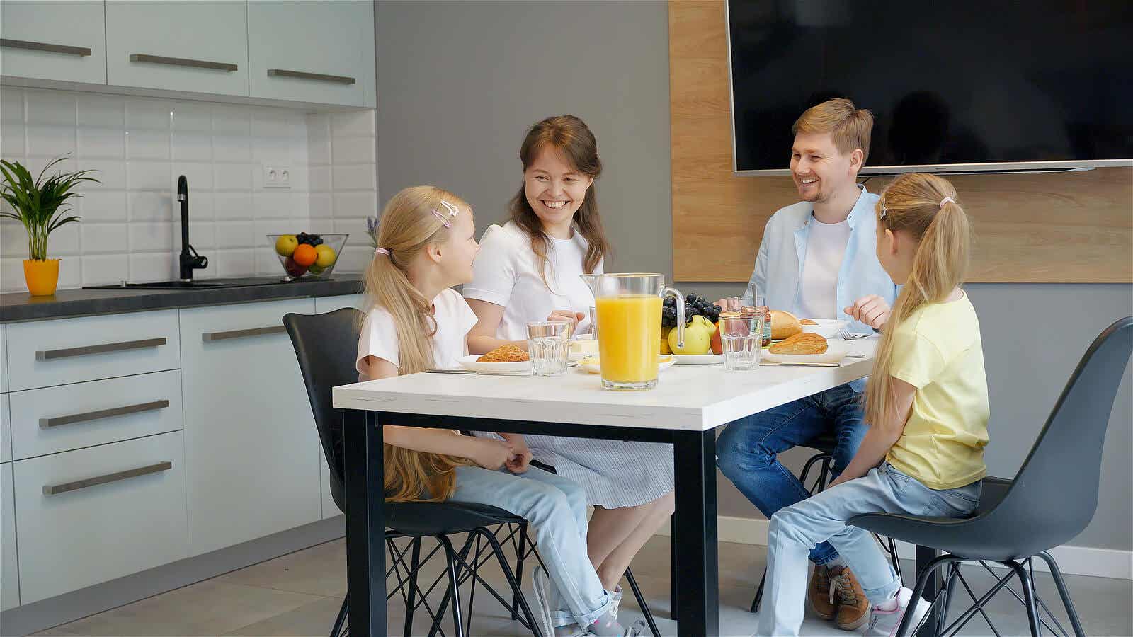 Rodzina spożywająca posiłek.