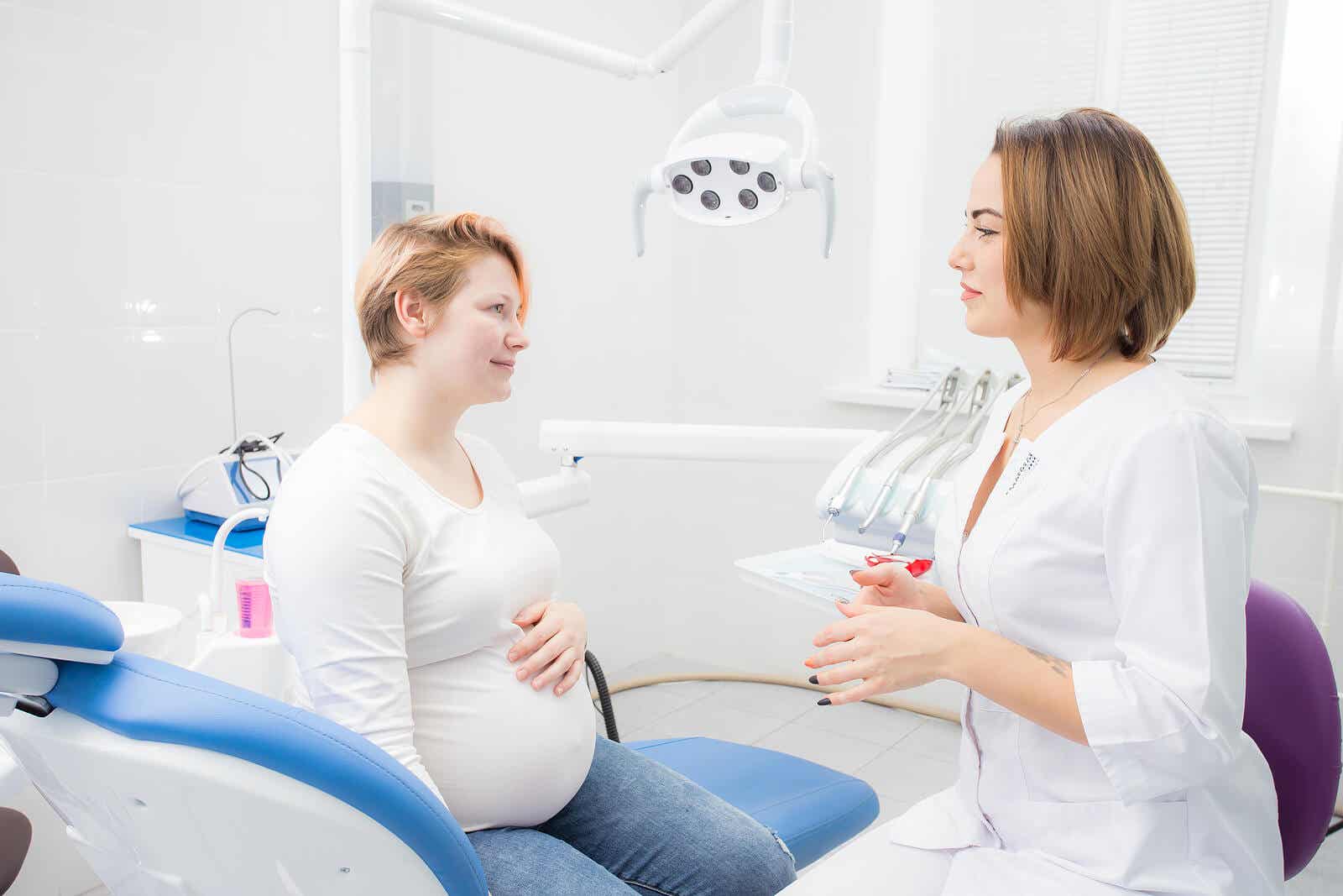 Een zwangere vrouw op het kantoor van de tandarts.