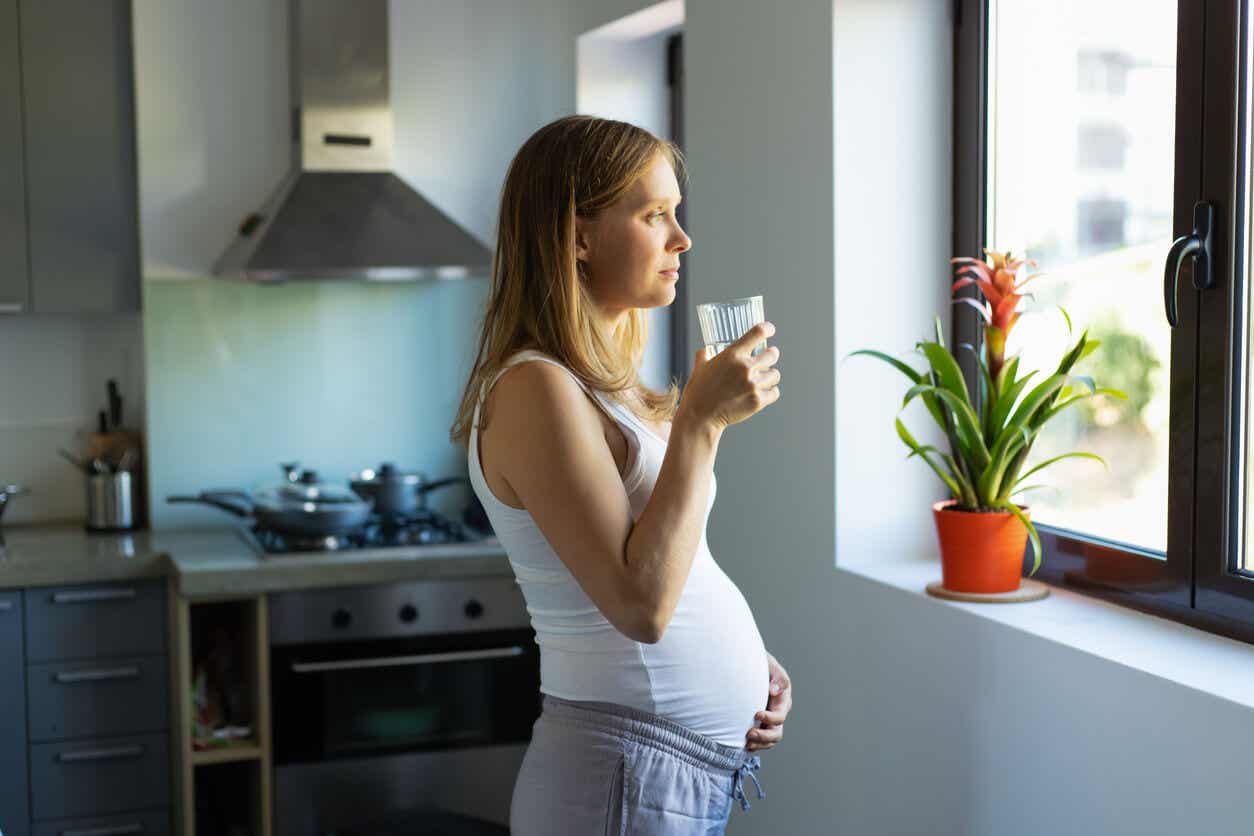 Pregnant woman hydrating.
