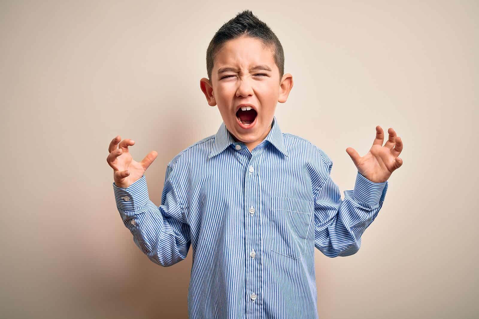 Kind schreeuwt van woede omdat hij niet weet hoe hij van zijn woede af moet komen.