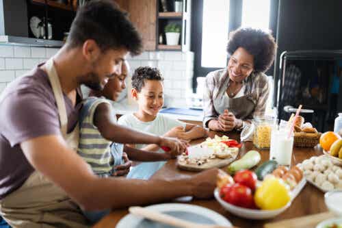 Familie koken en als gezin een gezond vegetarisch menu plannen.