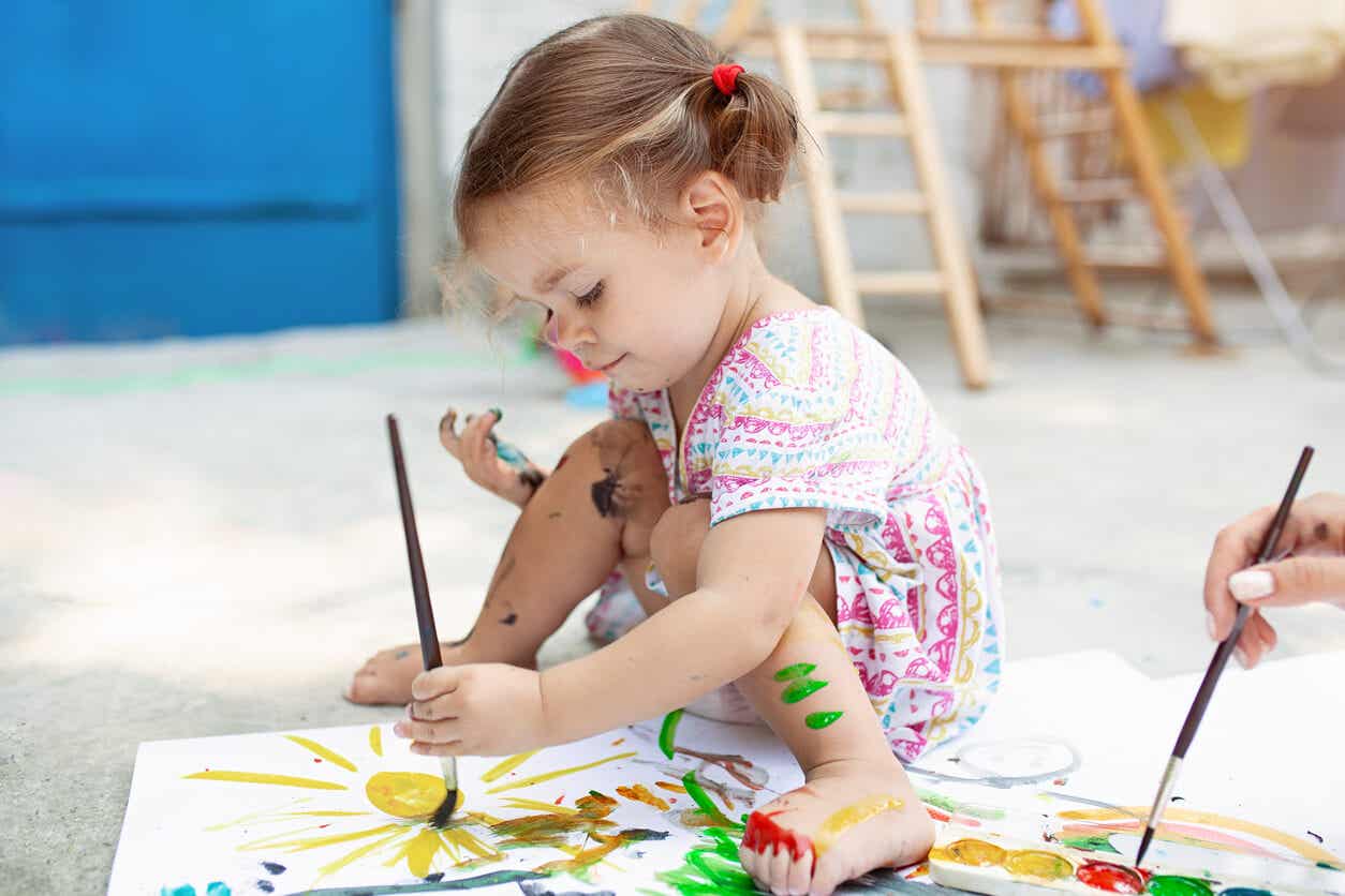 Meisje schilderen en haar creativiteit verkennen.