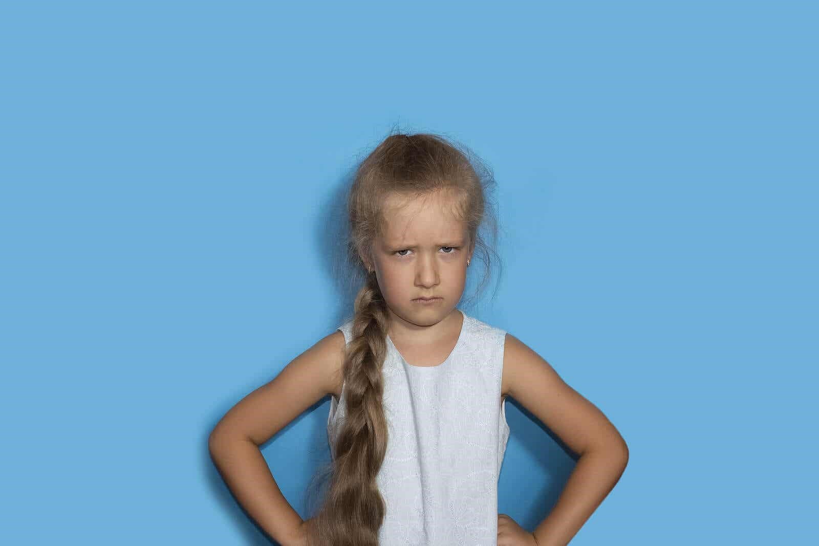 Meisje, ze weet niet hoe ze van woede af moet komen.