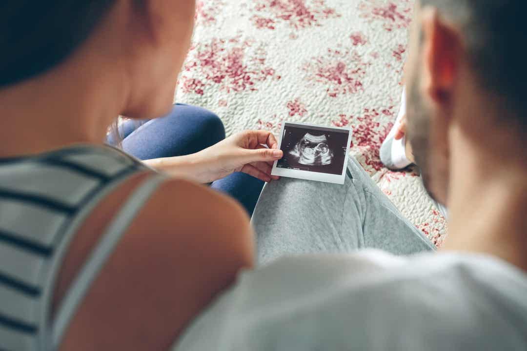 Ouders kijken naar een echografie.