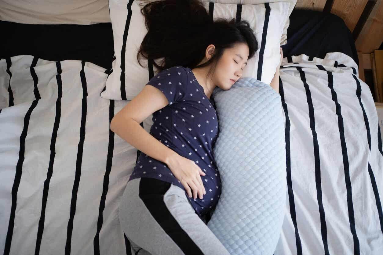 Kvinna somnar under graviditet.