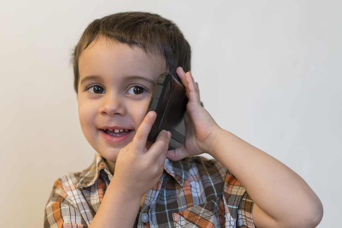 Ett barn pratar i en mobiltelefon.