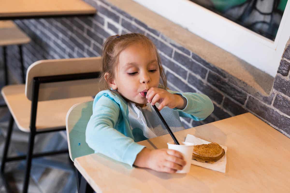 En flicka som äter ett mellanmål.