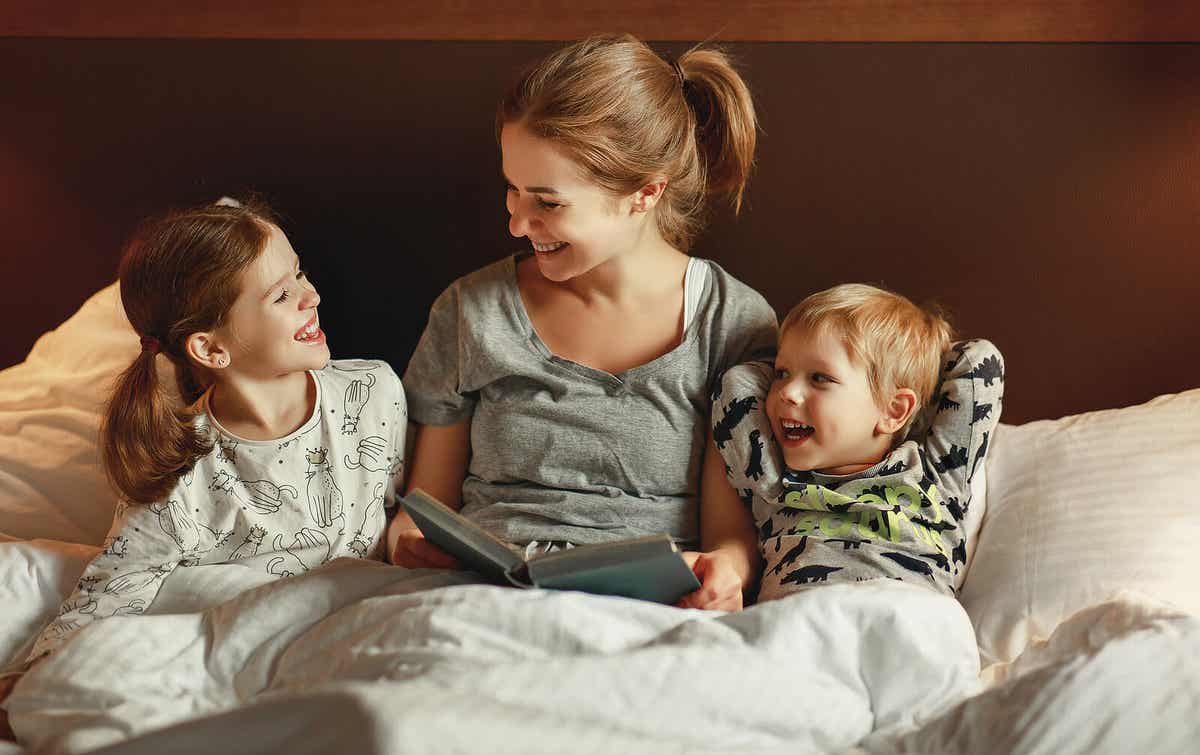 Een moeder leest met haar kinderen.