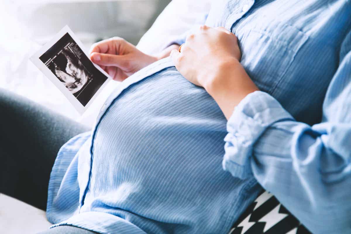 En gravid kvinna som tittar på ultraljud.