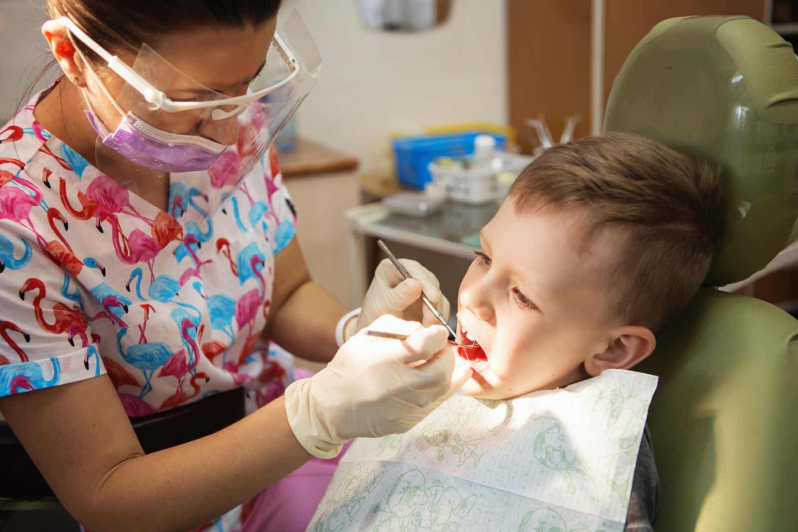 Een tandarts die een jongen die last heeft van tandenknarsen checkt