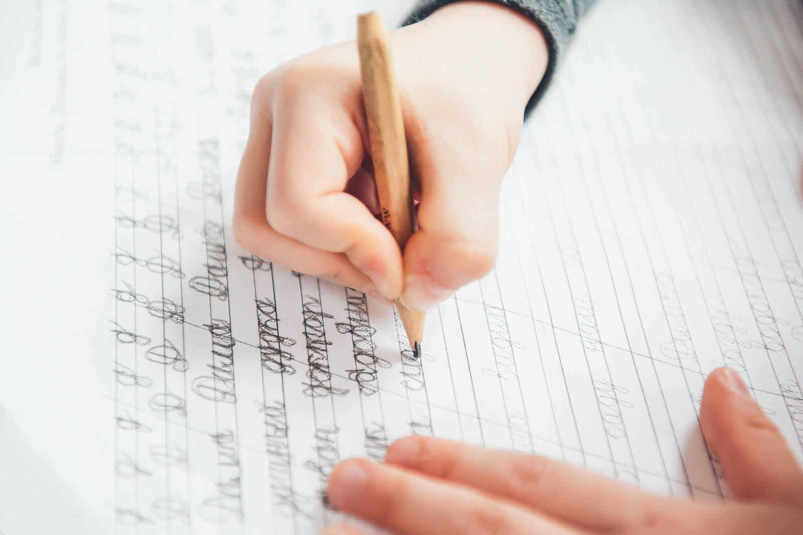Et barn, der øver sig i at skrive i hånden