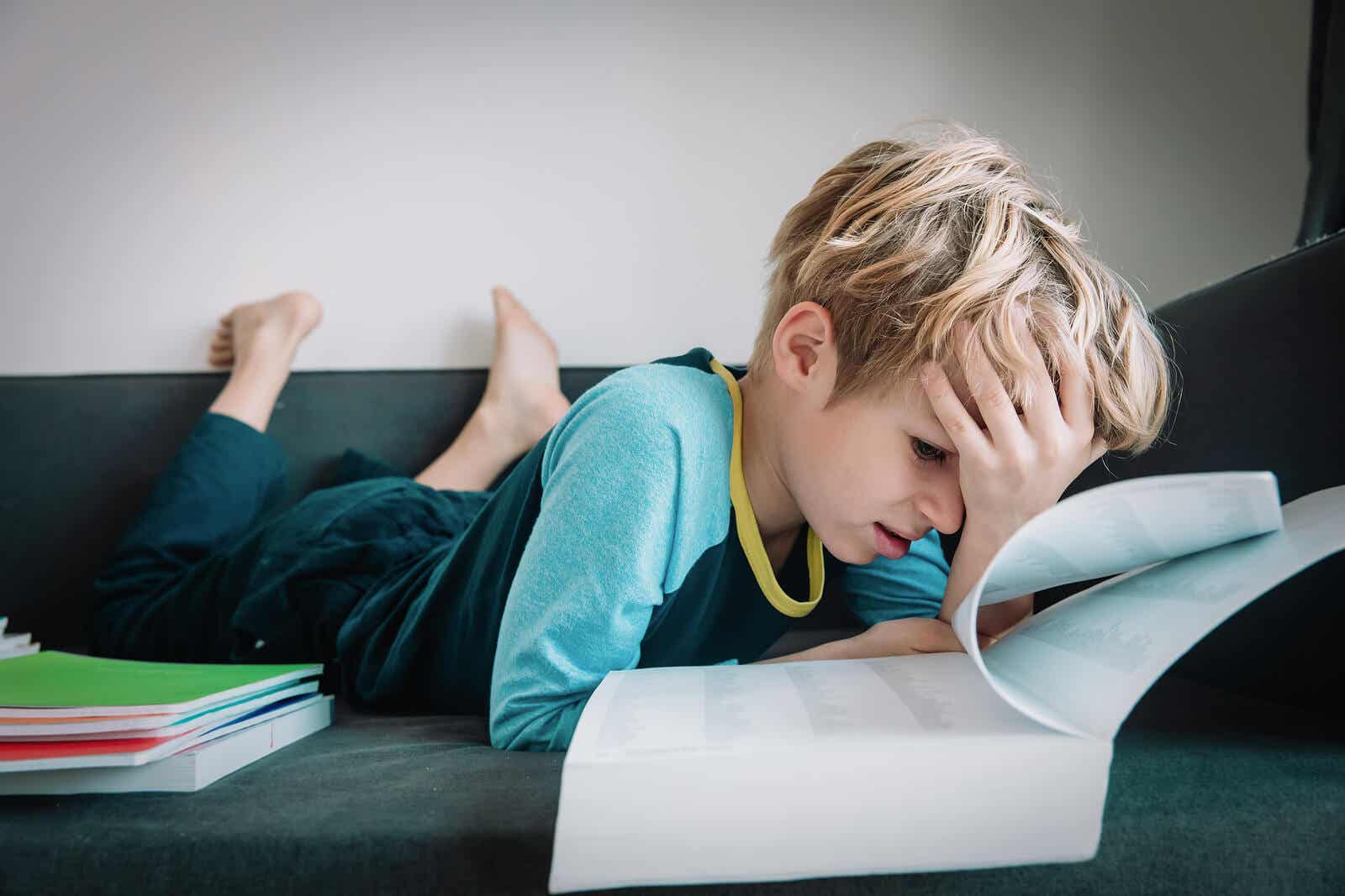 Een kind dat naar een schoolboek kijkt terwijl hij met zijn hoofd op zijn voorhoofd gefrustreerd kijkt.