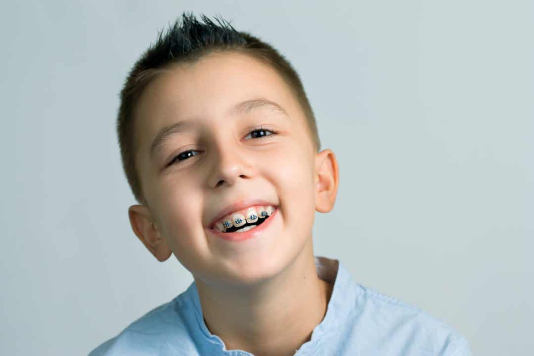 Een jongen met een beugel