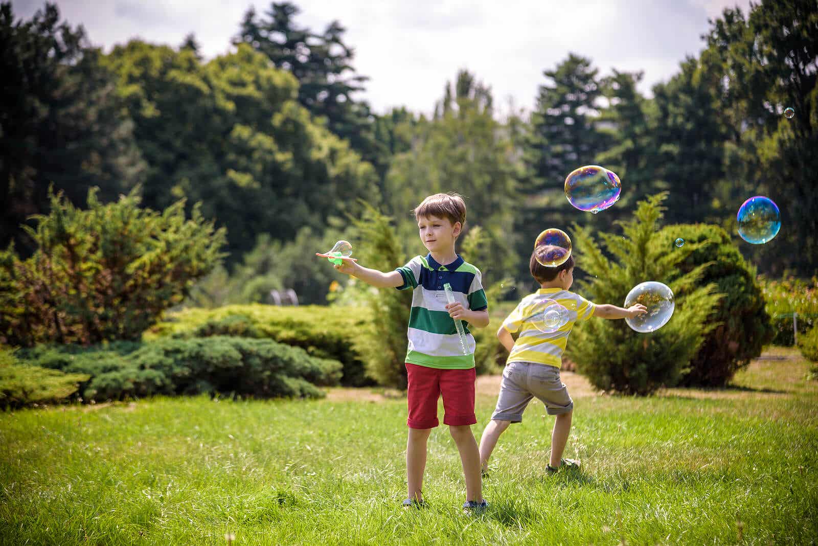 Kinderen die buiten bellen blazen.