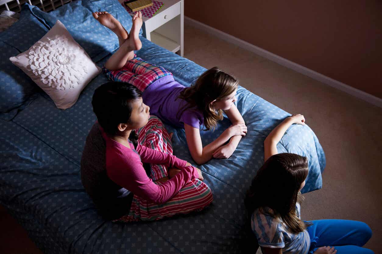 Børn ser fjernsyn sammen i seng