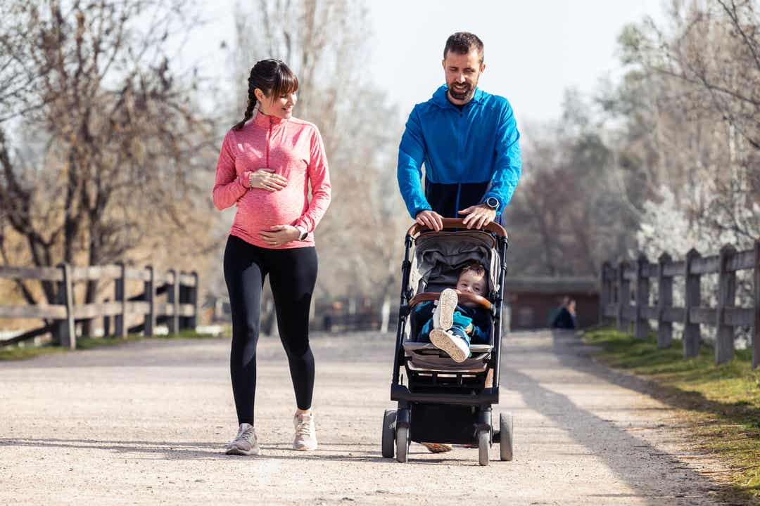 En gravid kvinde på tur med sin partner og ældre søn