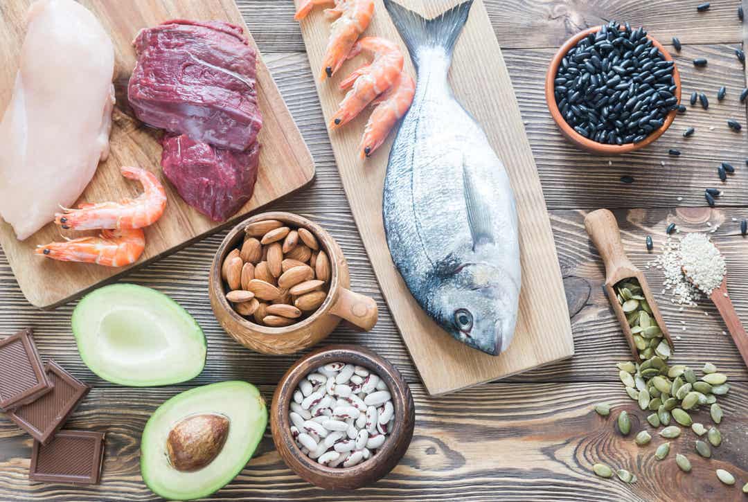 Sources of zinc, including fish, shrimp, chicken, meat, nuts, seeds, and avocado.