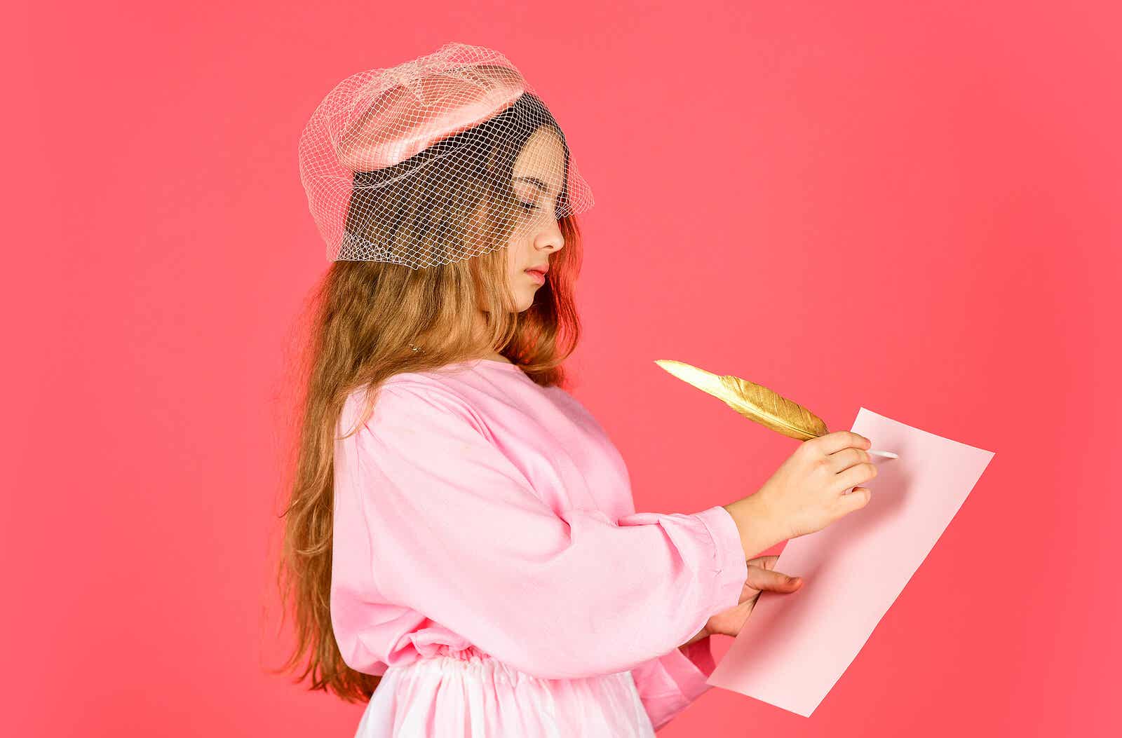 Dziewczynka ubrana w staromodny kapelusz i sukienkę, pisząca piórem na papierze.