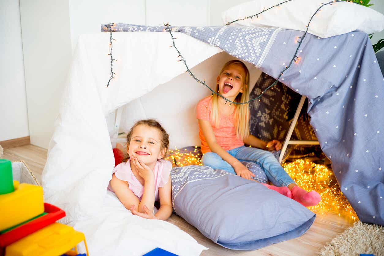 Børn bygger hule som eksempel på lege til pyjamasparty