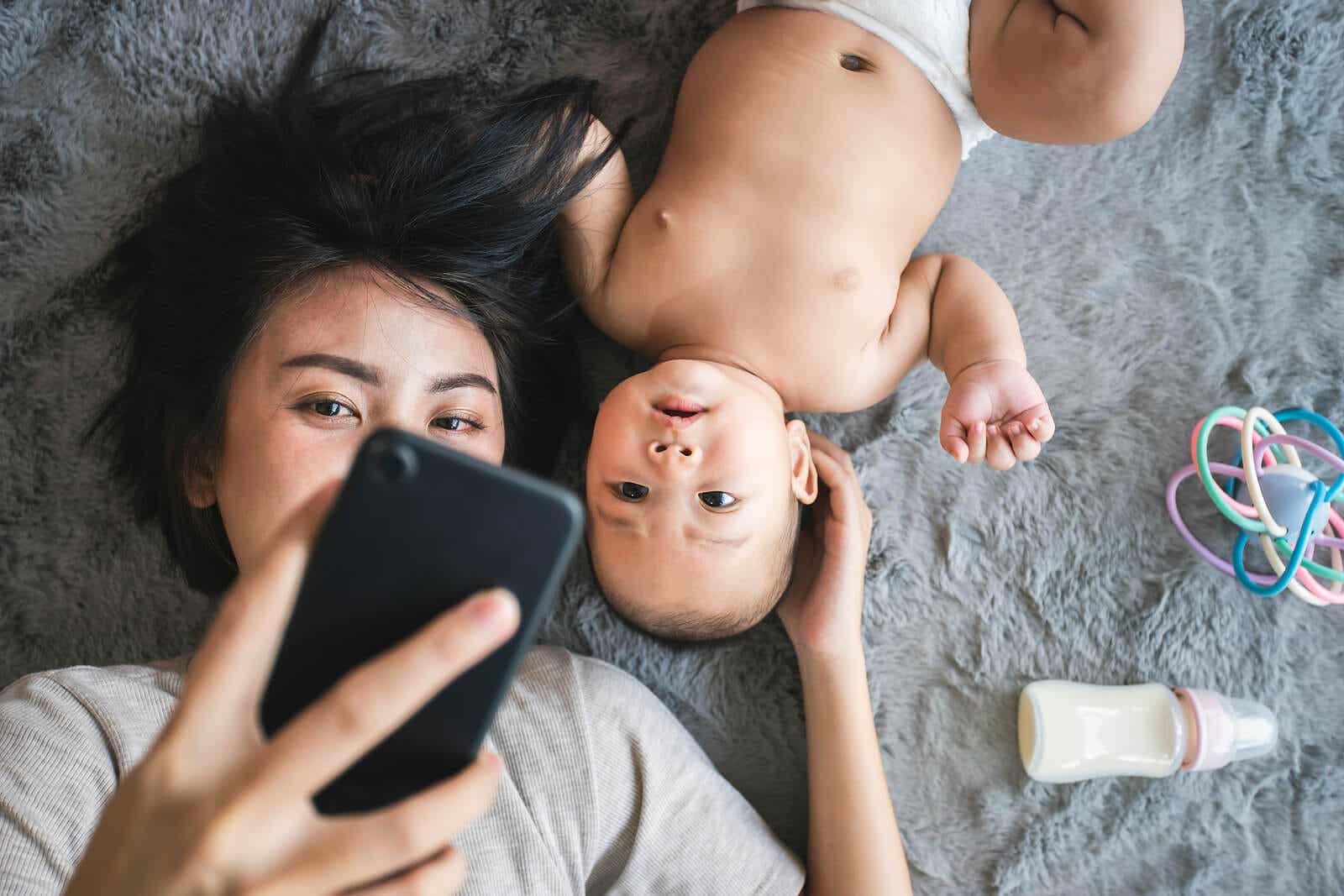 Een moeder maakt een selfie van haar en haar baby