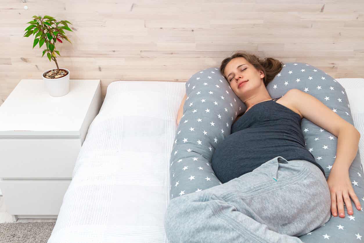 Woman with pregnancy pillow.