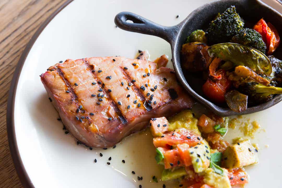 Gegrilde zalm met groenten.