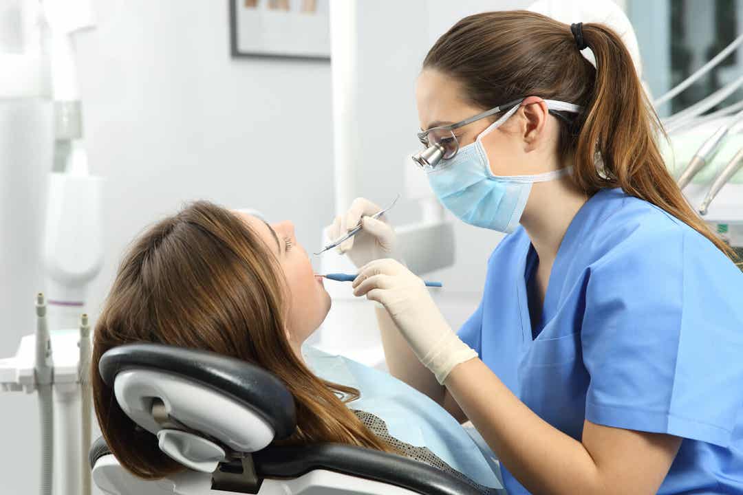 Kvinde ved tandlæge