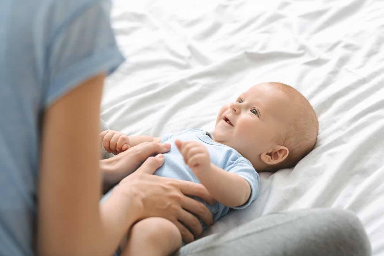 Mother massaging her child for the psychological benefits of baby massage.