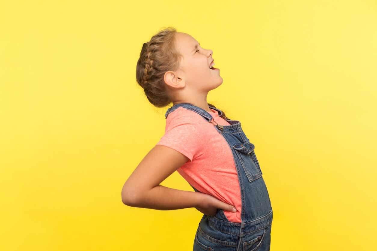 Girl with kidney pain due to urine retention.