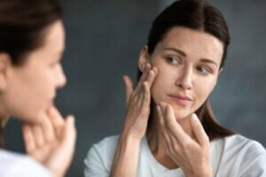 How Do Hormonal Changes Affect the Skin After Childbirth?
