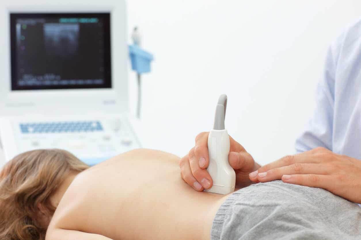 Kind bij de dokter met nierpijn omdat hij urine ophoud