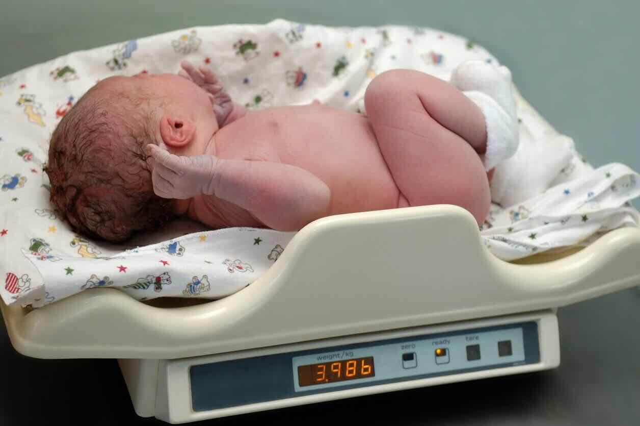 Pasgeboren baby op een weegschaal