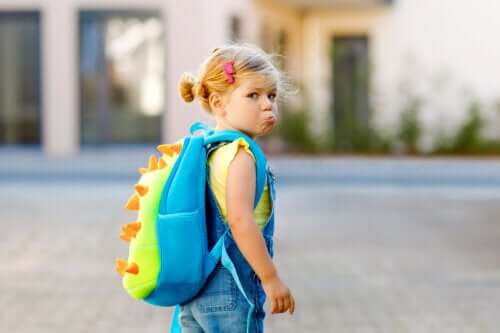 En flicka som går till skolan.